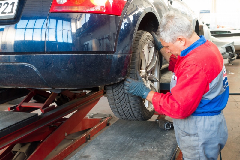 vitrine-BORMES LES MIMOSAS-min_auto_repair_repair_lift_auto_mechanic_work_clothes_master_professional_man_of_the_fold-685629