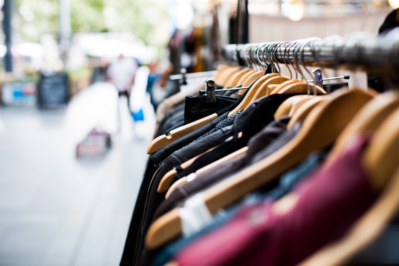 vitrine-BORMES LES MIMOSAS-min_blur_close_up_focus_hanger_jacket_market_people_rack-1176303