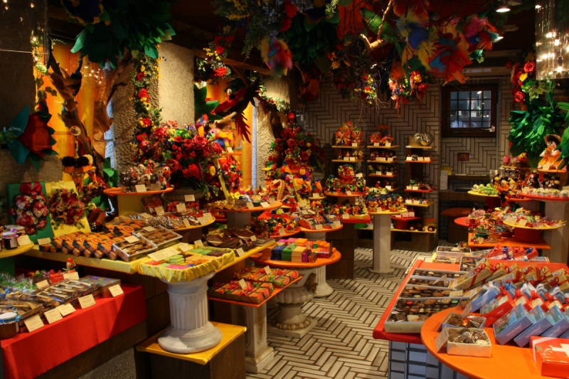 vitrine-BORMES LES MIMOSAS-min_candy_store_chocolate_shop_chocolate_switzerland-393515